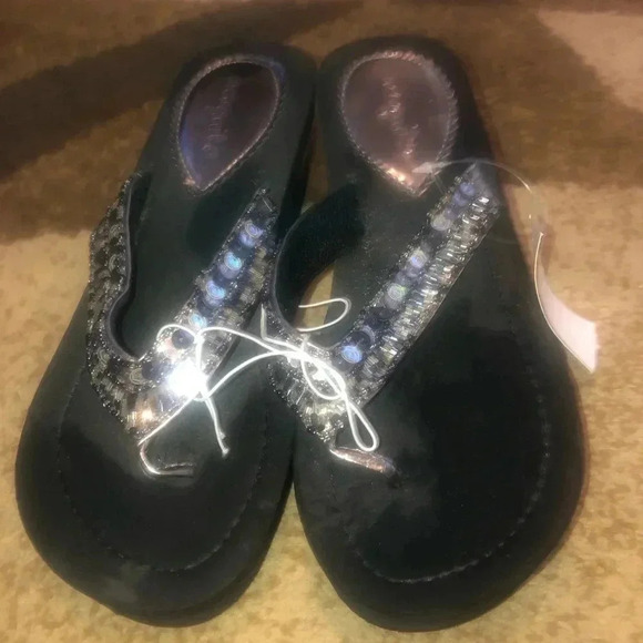 NWT/Incognito wedge flip flops - Picture 3 of 5